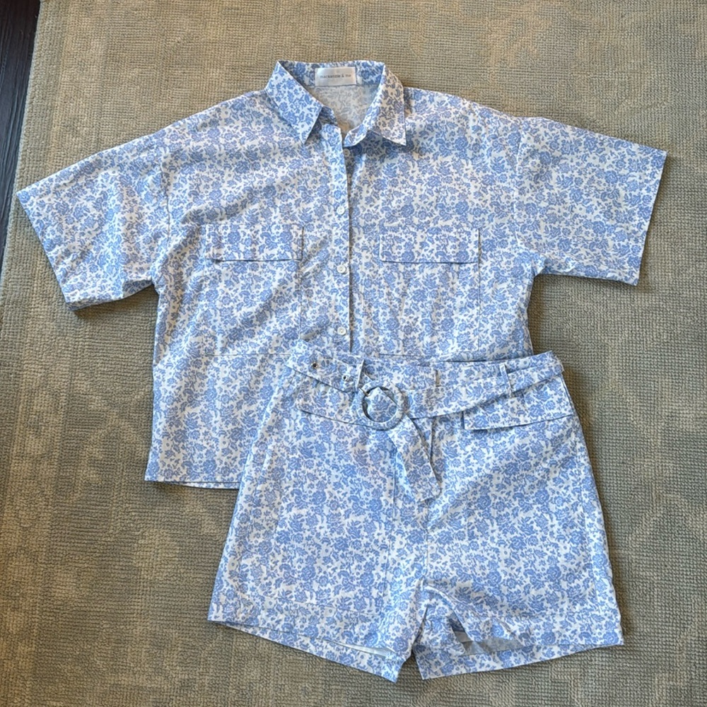 Floral top and belted short baby blue